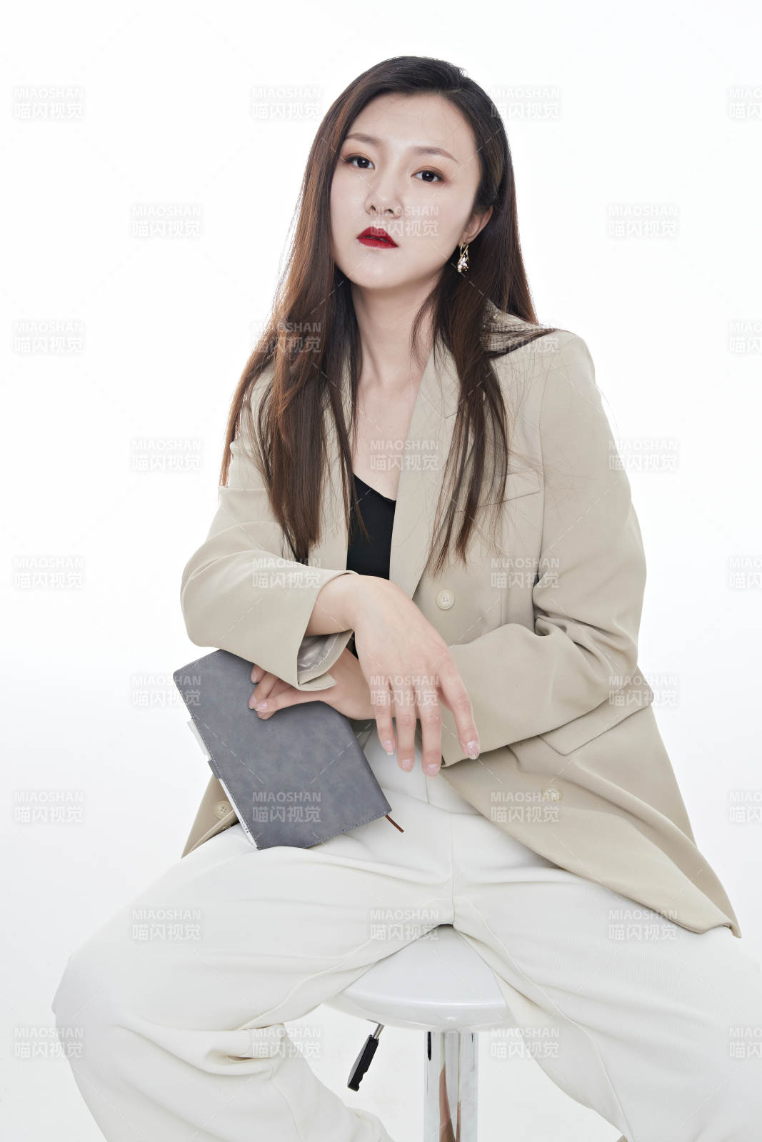 棚拍白色背景亚洲年轻职业女性图片