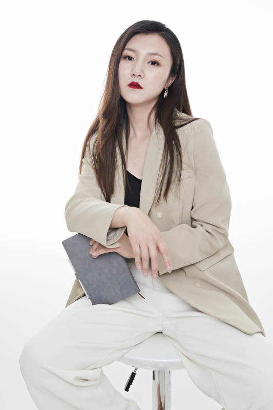 棚拍白色背景亚洲年轻职业女性图片