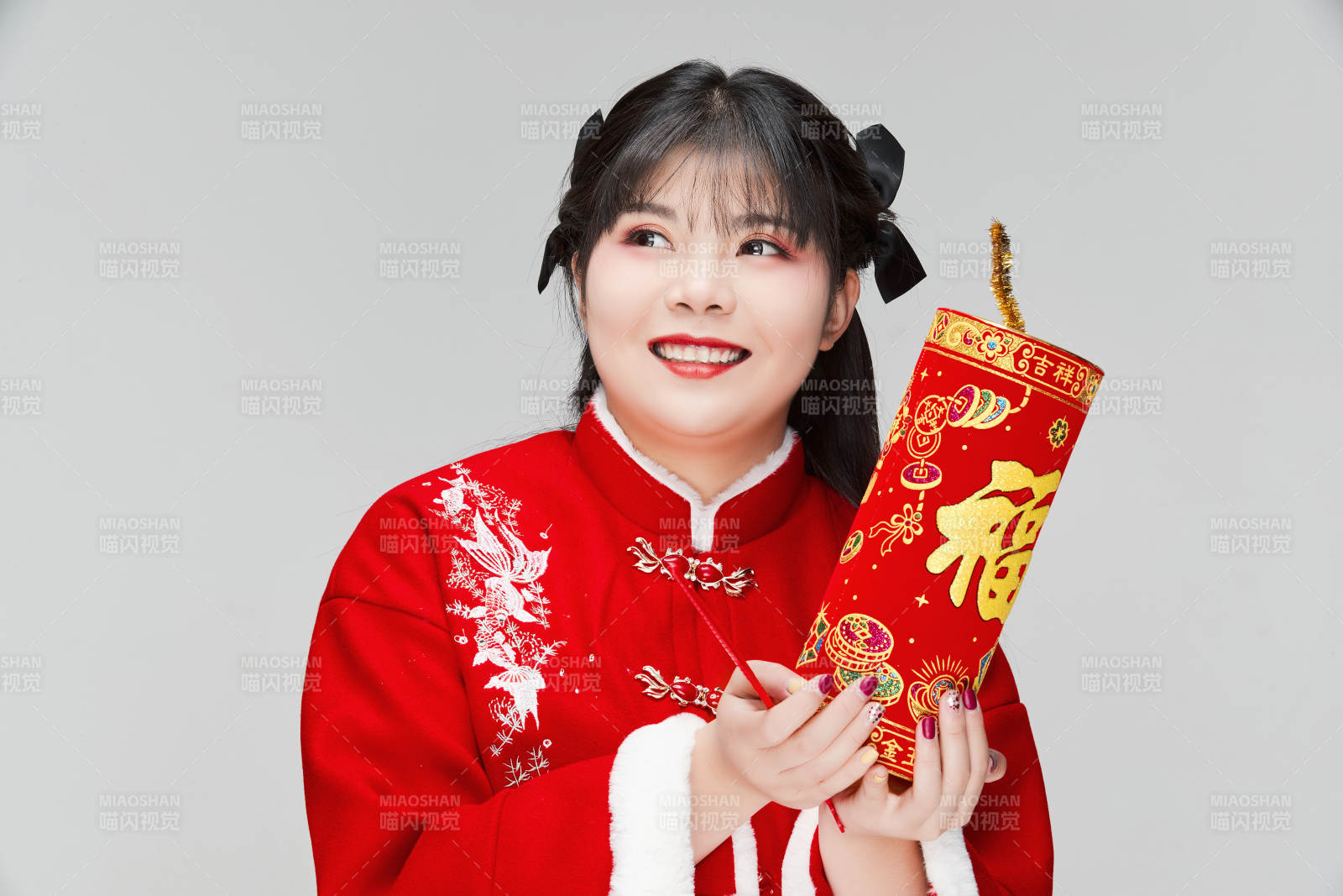 怀抱爆竹身穿喜庆汉服的可爱少女图片