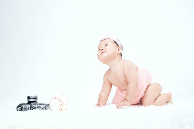 可爱的宝宝在毛茸茸的垫子上玩耍图片