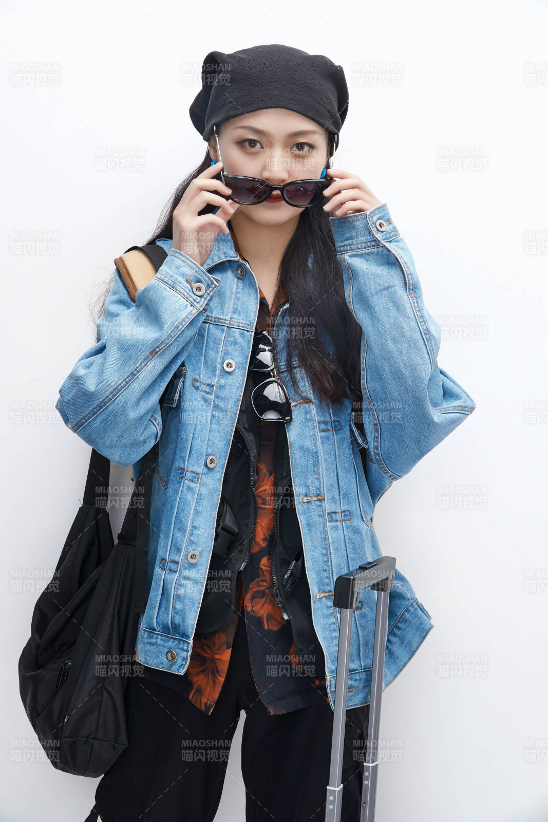 白色背景下准备出发旅行的美丽东方女大学生图片