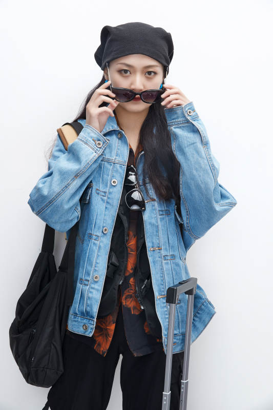 白色背景下准备出发旅行的美丽东方女大学生图片