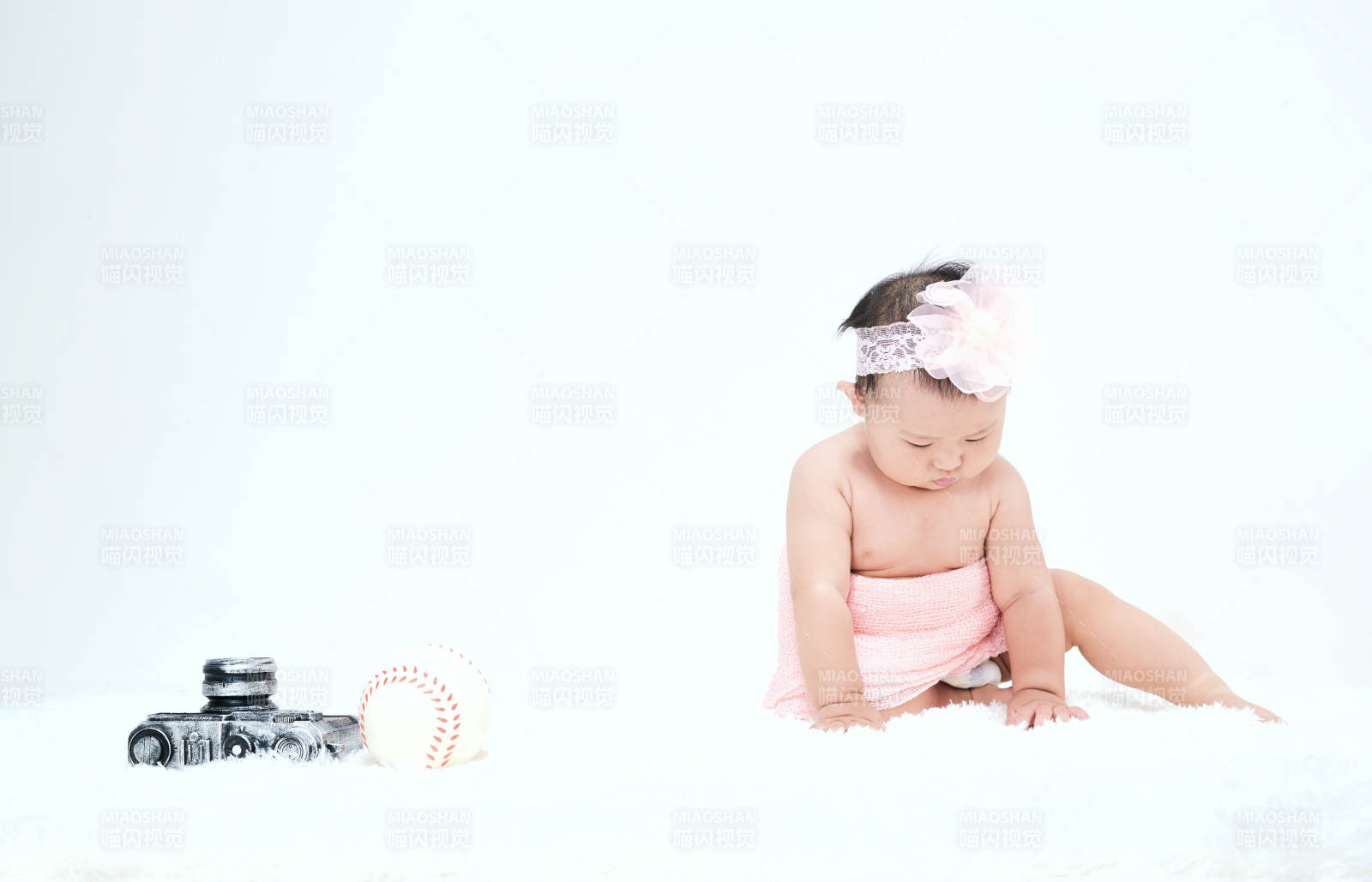 可爱的宝宝在毛茸茸的垫子上玩耍图片