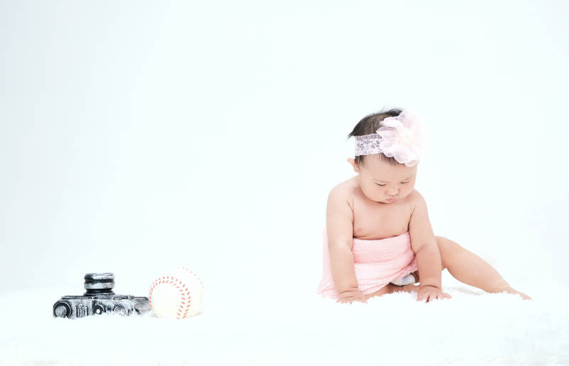 可爱的宝宝在毛茸茸的垫子上玩耍图片