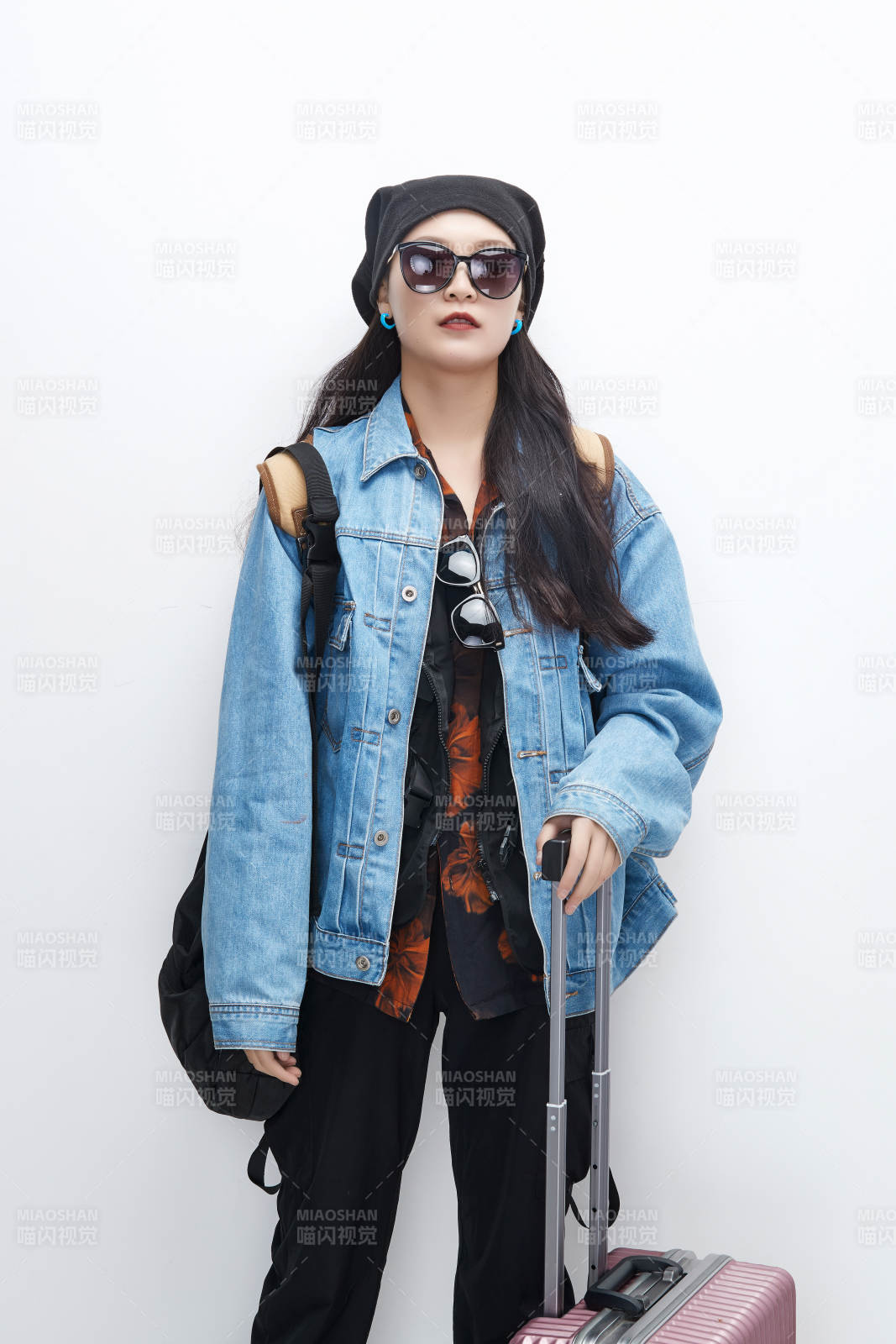 白色背景下准备出发旅行的美丽东方女大学生图片