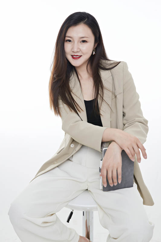 棚拍白色背景亚洲年轻职业女性图片