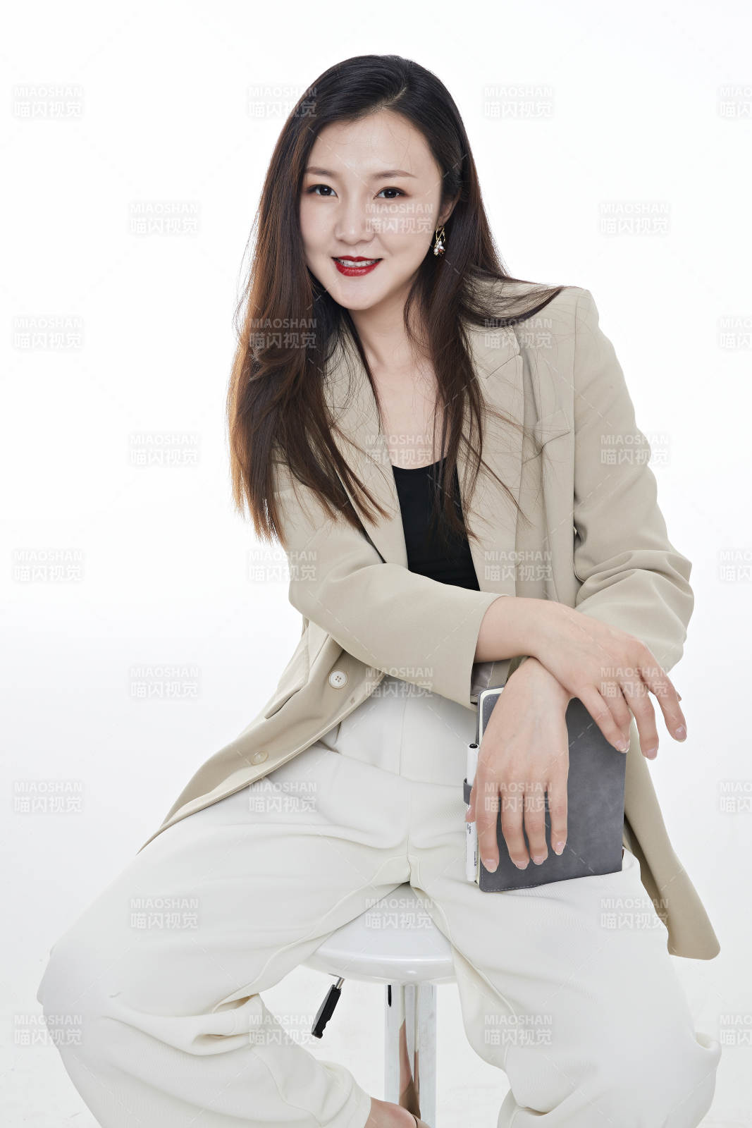 棚拍白色背景亚洲年轻职业女性图片