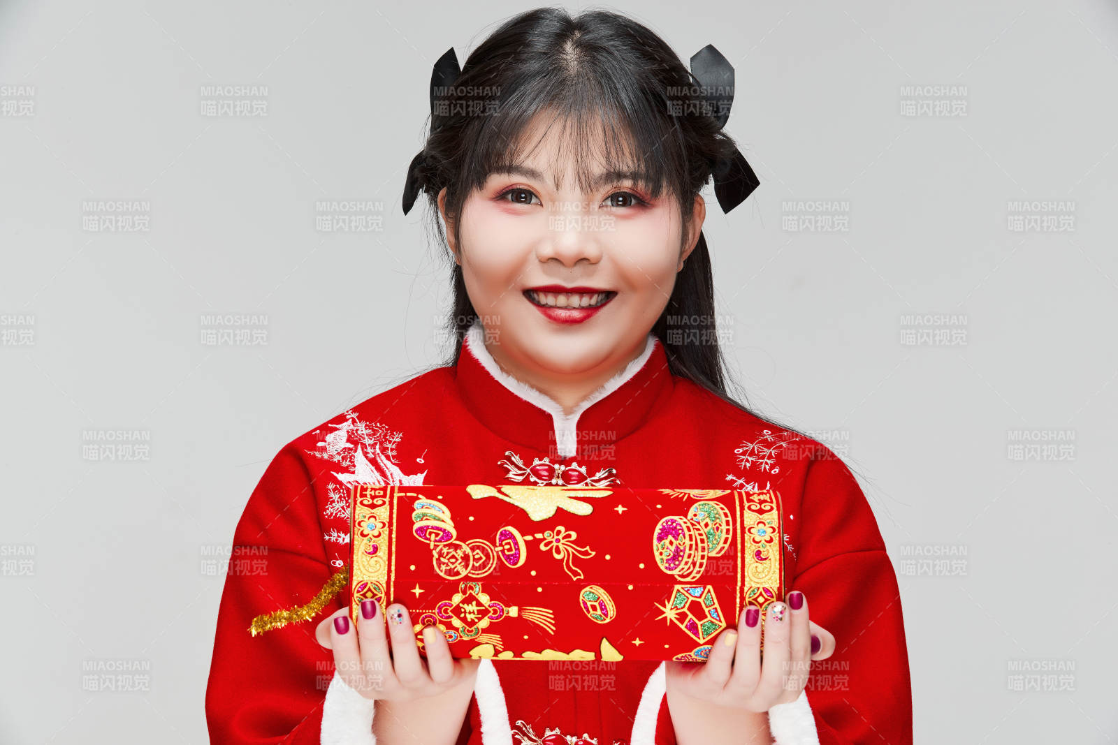 怀抱爆竹身穿喜庆汉服的可爱少女图片