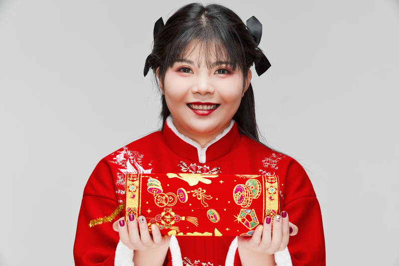 怀抱爆竹身穿喜庆汉服的可爱少女图片