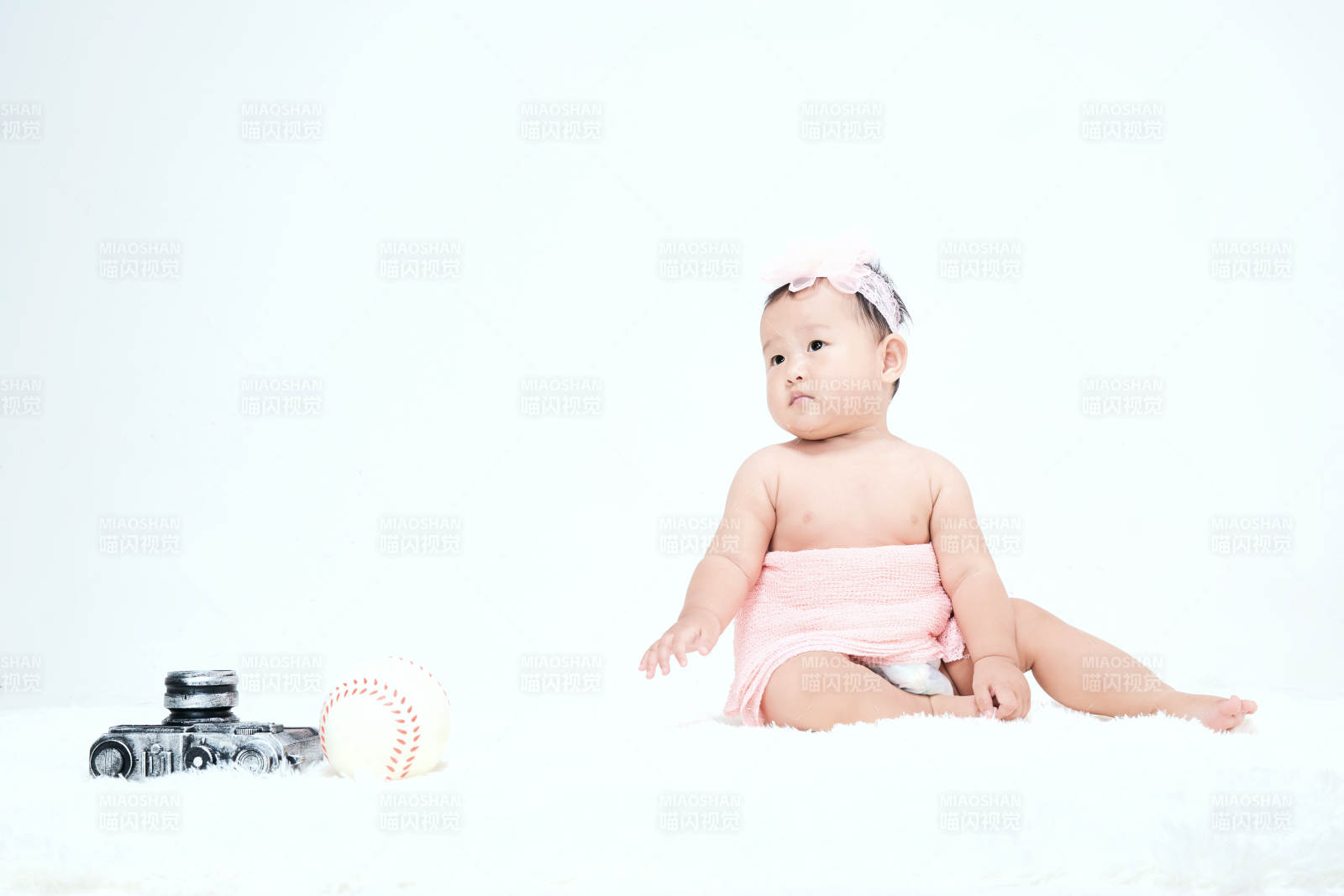 可爱的宝宝在毛茸茸的垫子上玩耍图片