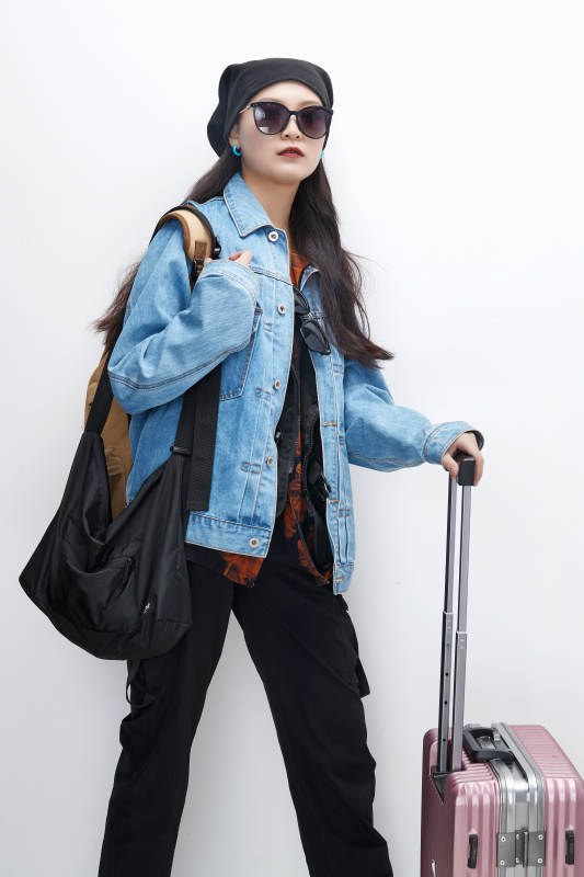 白色背景下准备出发旅行的美丽东方女大学生图片