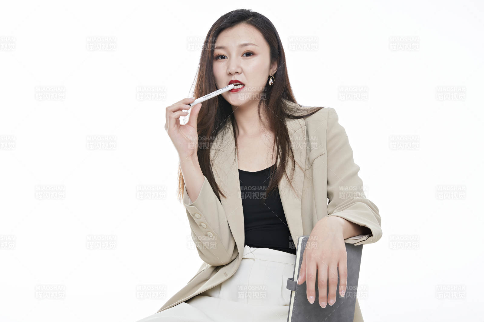 棚拍白色背景亚洲年轻职业女性图片