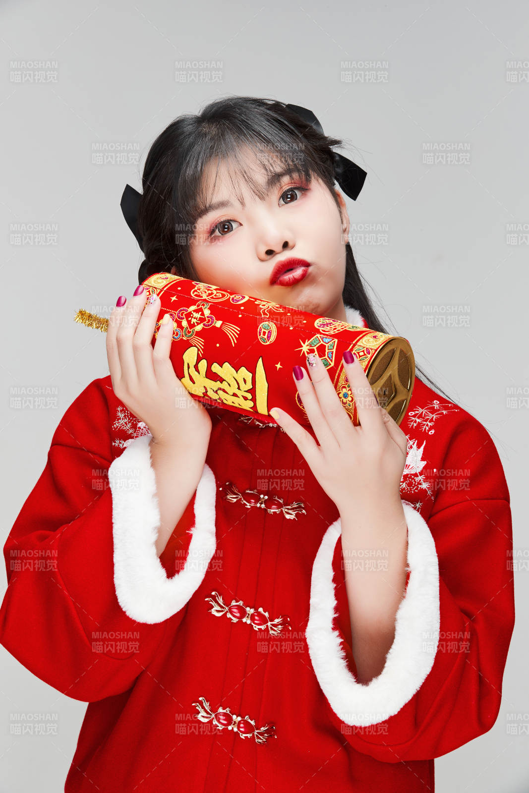 怀抱爆竹身穿喜庆汉服的可爱少女图片