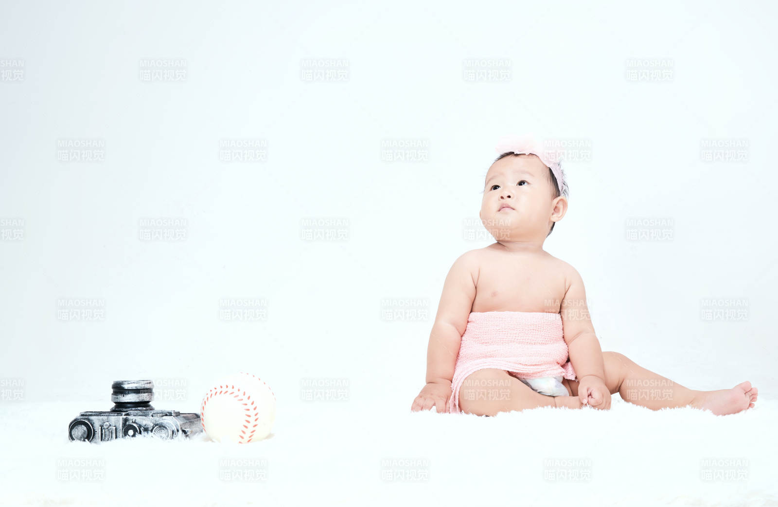 可爱的宝宝在毛茸茸的垫子上玩耍图片