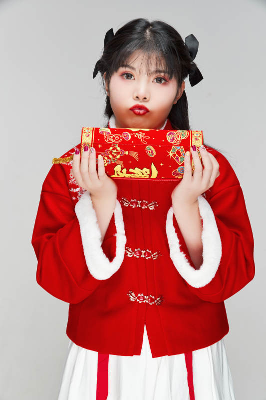 怀抱爆竹身穿喜庆汉服的可爱少女图片