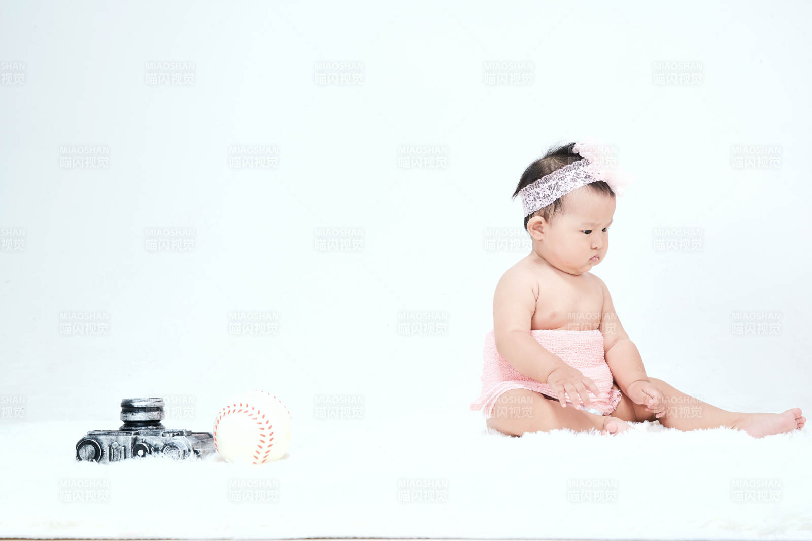 可爱的宝宝在毛茸茸的垫子上玩耍图片