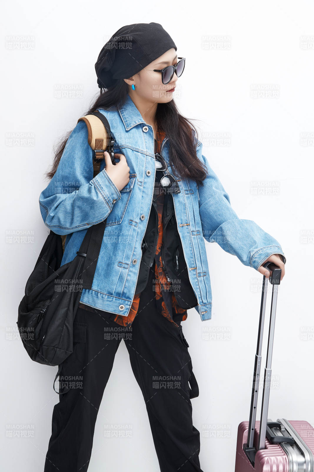 白色背景下准备出发旅行的美丽东方女大学生图片