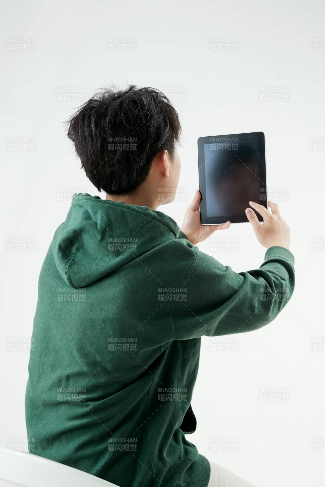 沉浸在网络恋爱世界的青年男子图片