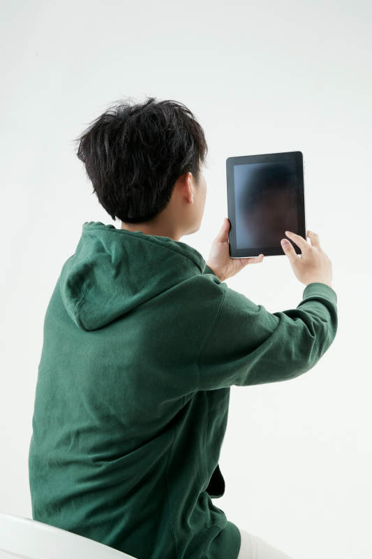 沉浸在网络恋爱世界的青年男子图片