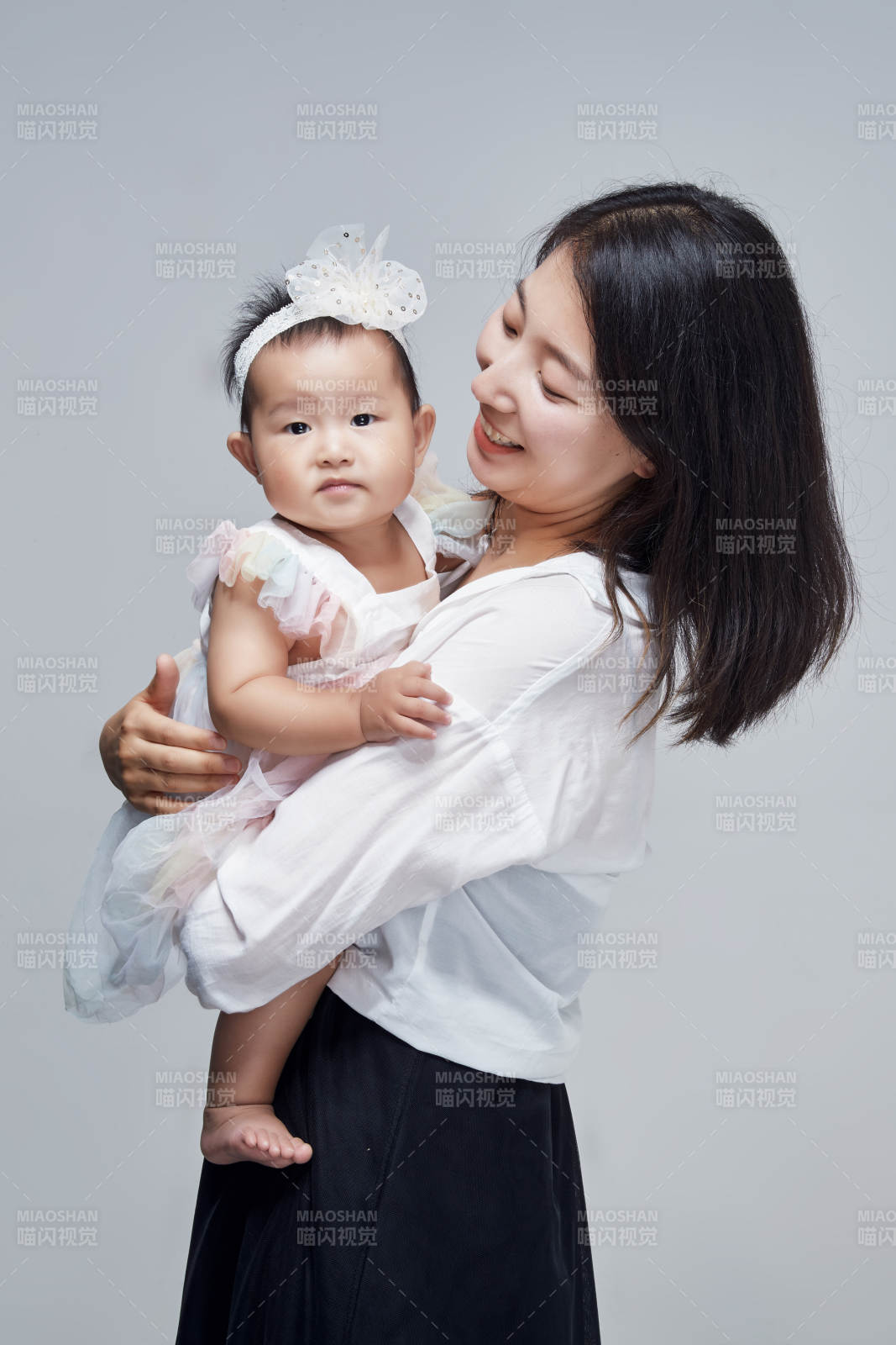 妈妈陪伴宝宝快乐的玩耍图片