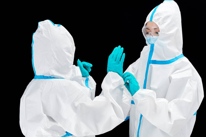 穿白色防护服佩戴护目镜口罩的防疫人员图片