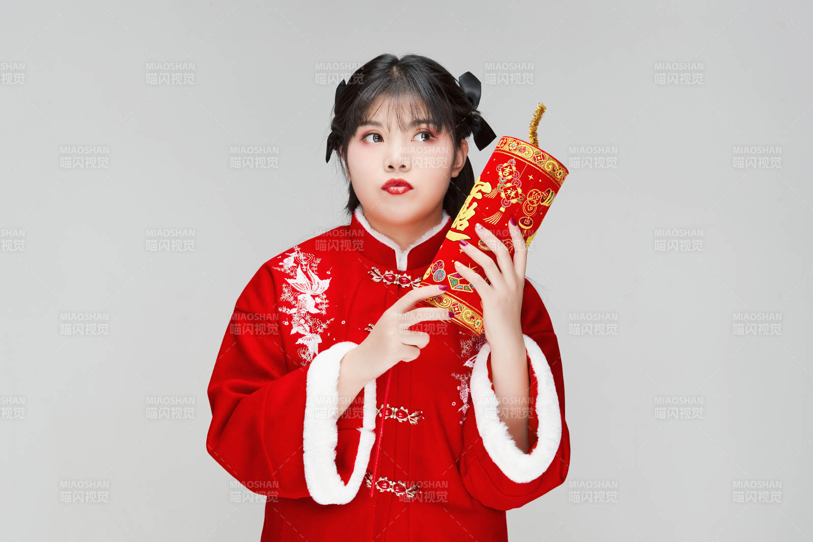 怀抱爆竹身穿喜庆汉服的可爱少女图片