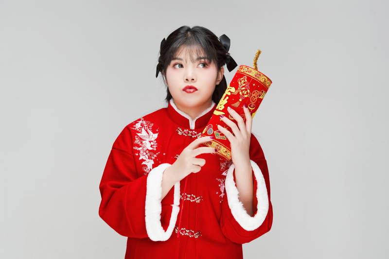 怀抱爆竹身穿喜庆汉服的可爱少女图片
