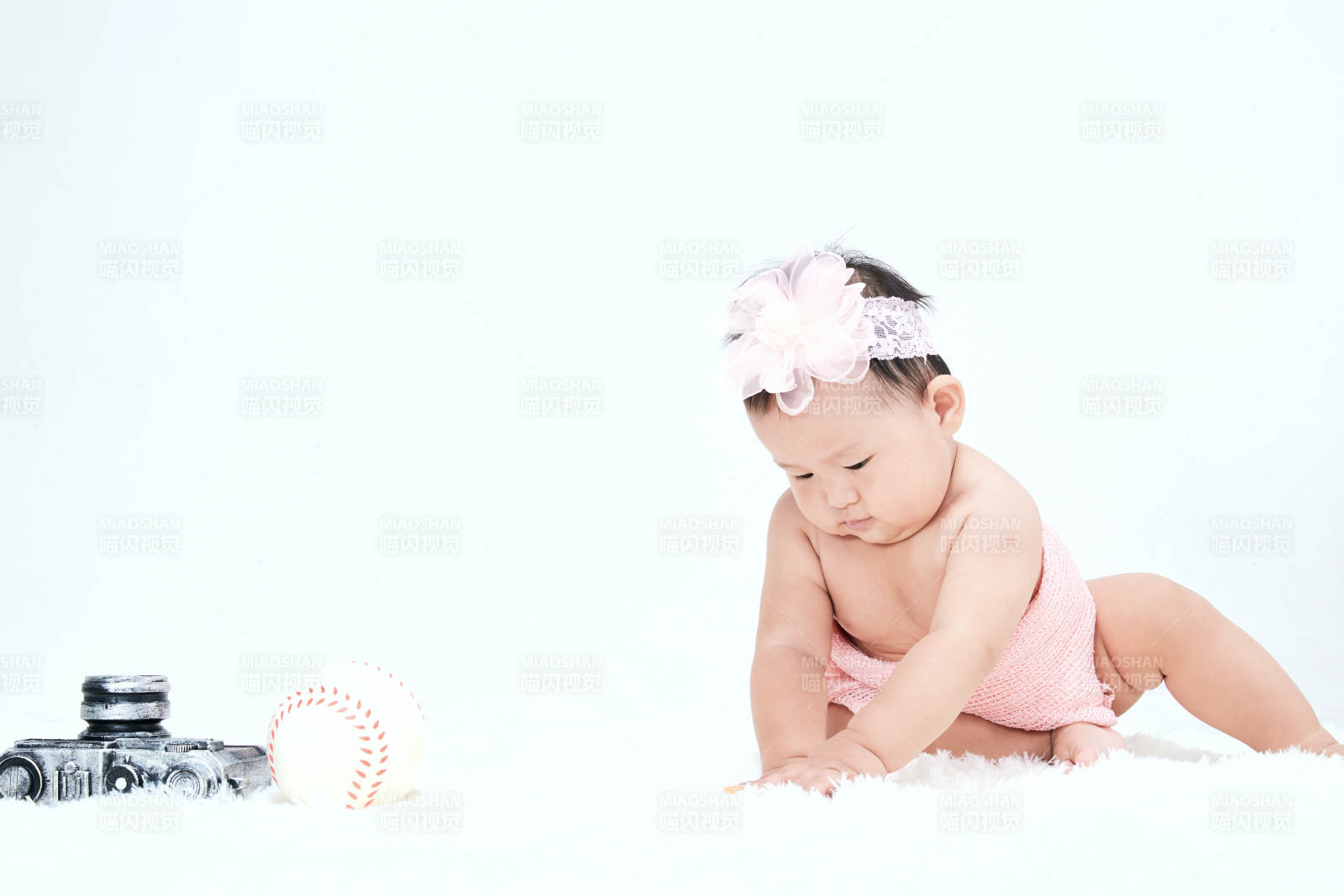 可爱的宝宝在毛茸茸的垫子上玩耍图片