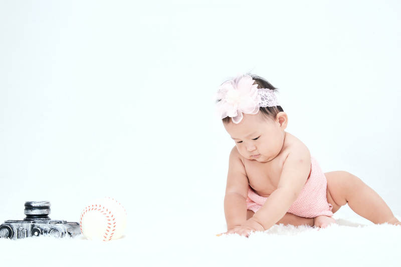 可爱的宝宝在毛茸茸的垫子上玩耍图片