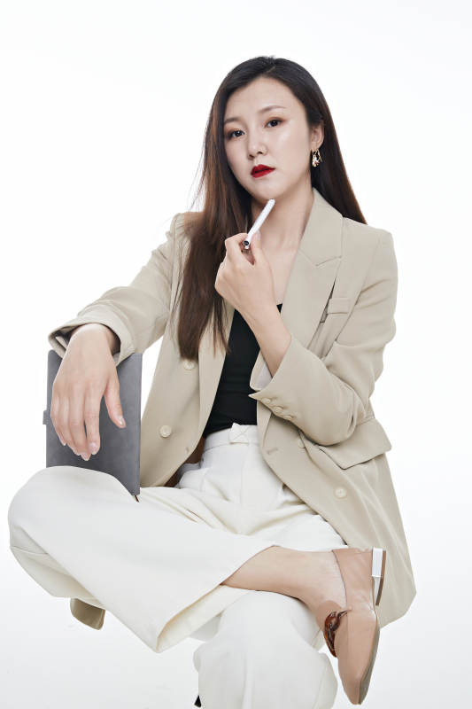 棚拍白色背景亚洲年轻职业女性图片