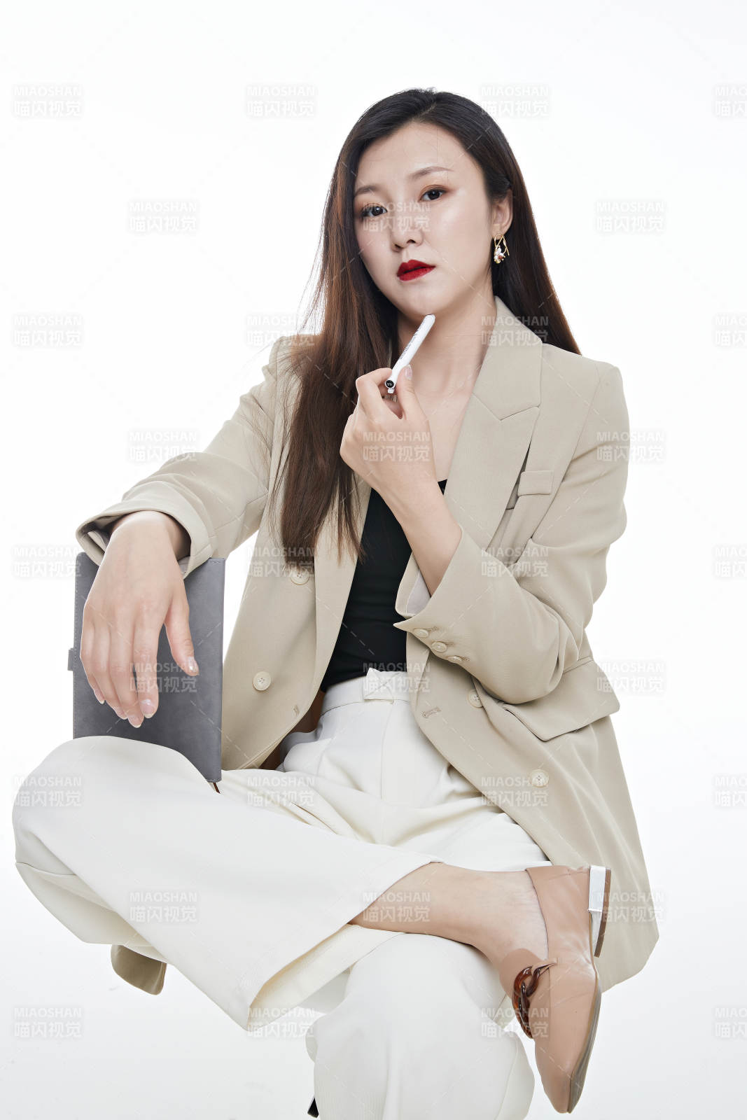 棚拍白色背景亚洲年轻职业女性图片