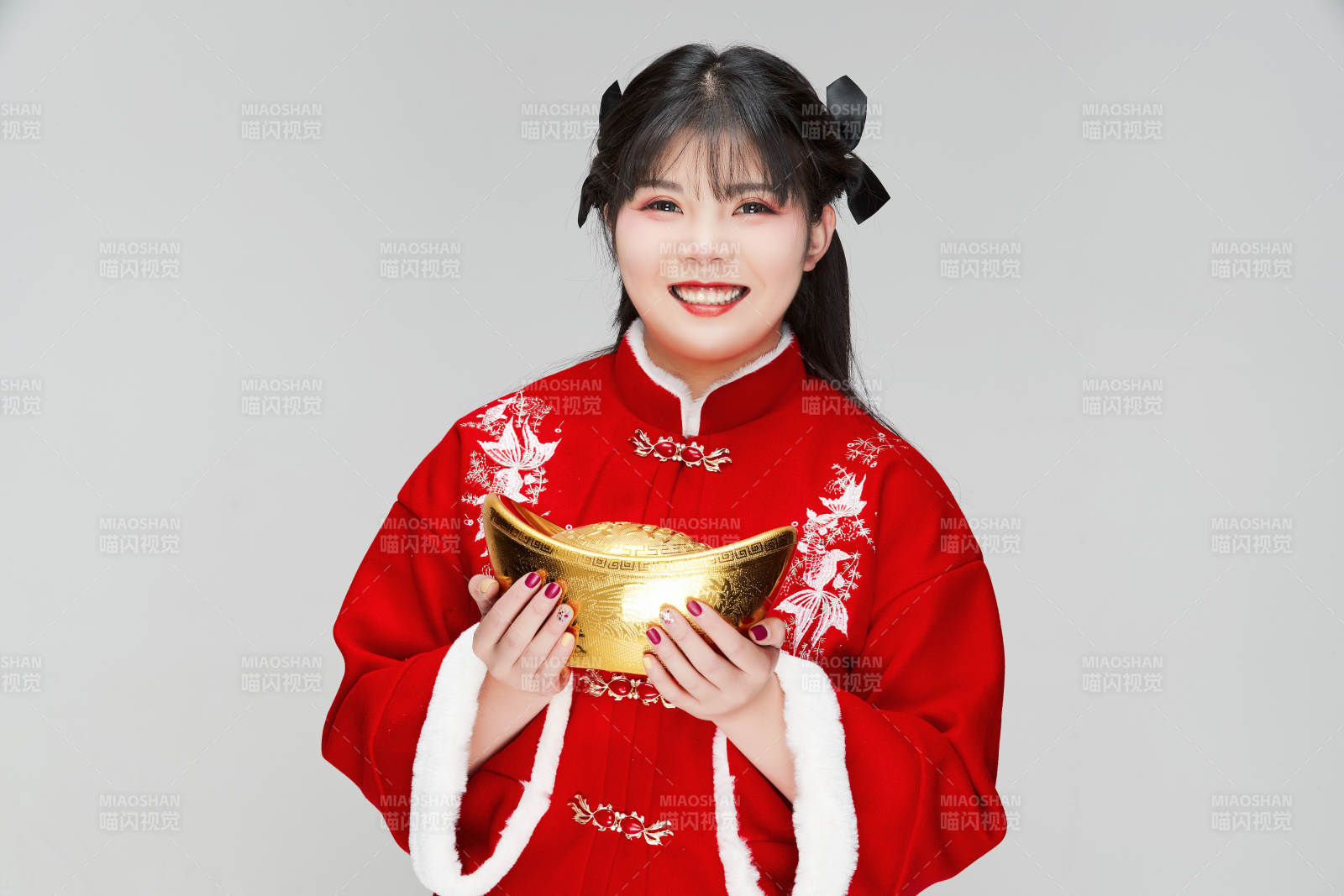 手捧金元宝身穿喜庆汉服的可爱少女图片