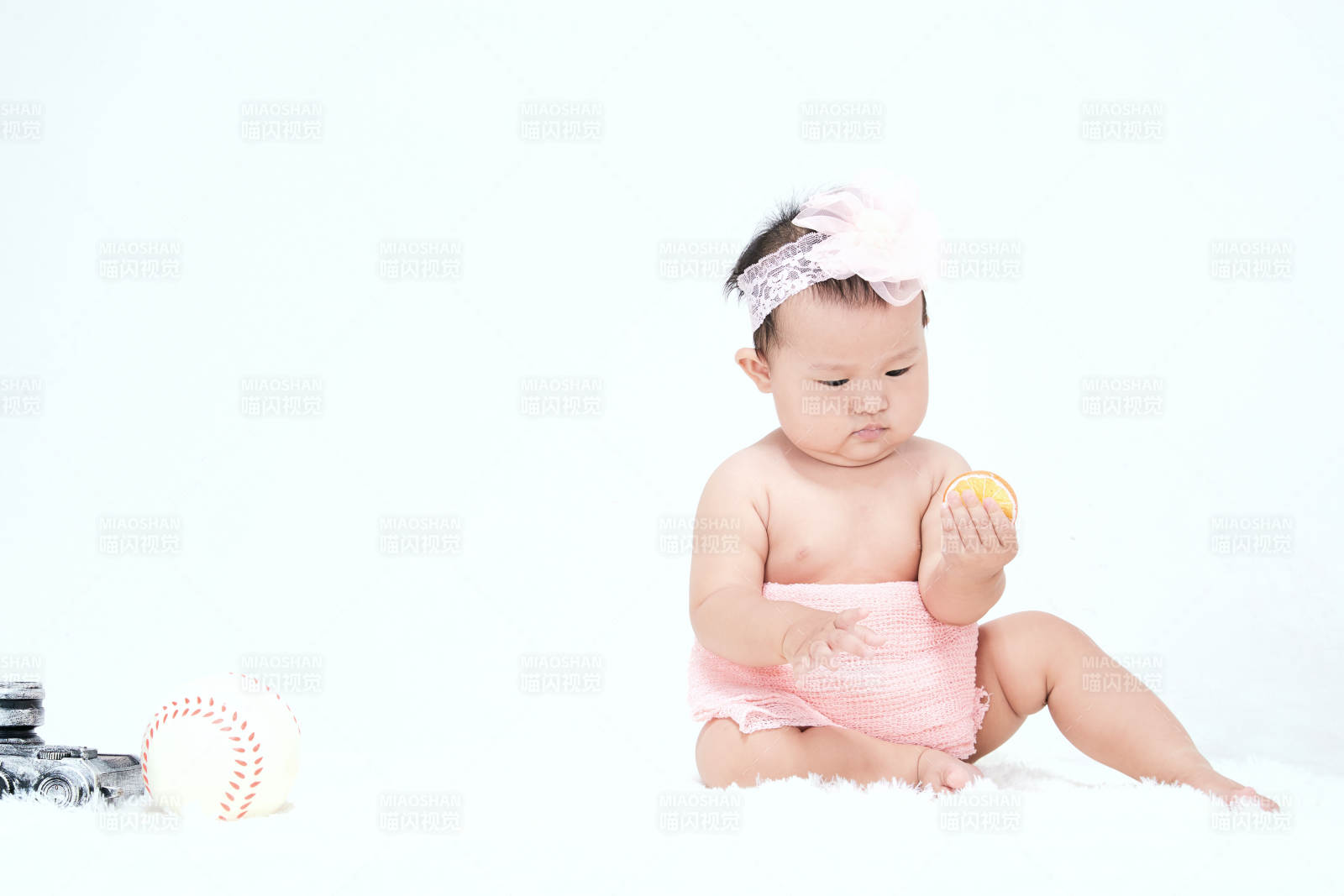 可爱的宝宝在毛茸茸的垫子上玩耍图片