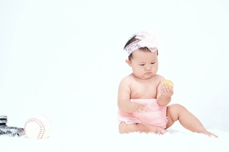 可爱的宝宝在毛茸茸的垫子上玩耍图片