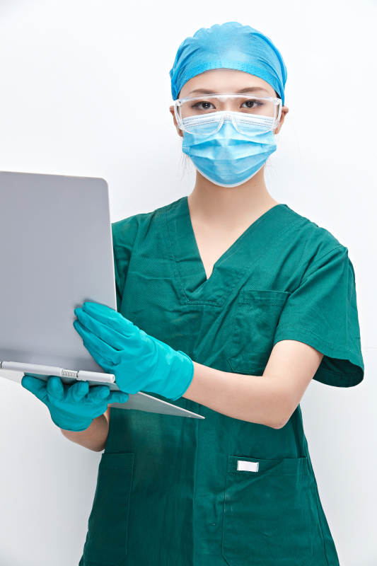 白色背景下的外科手术医疗人员形象图片