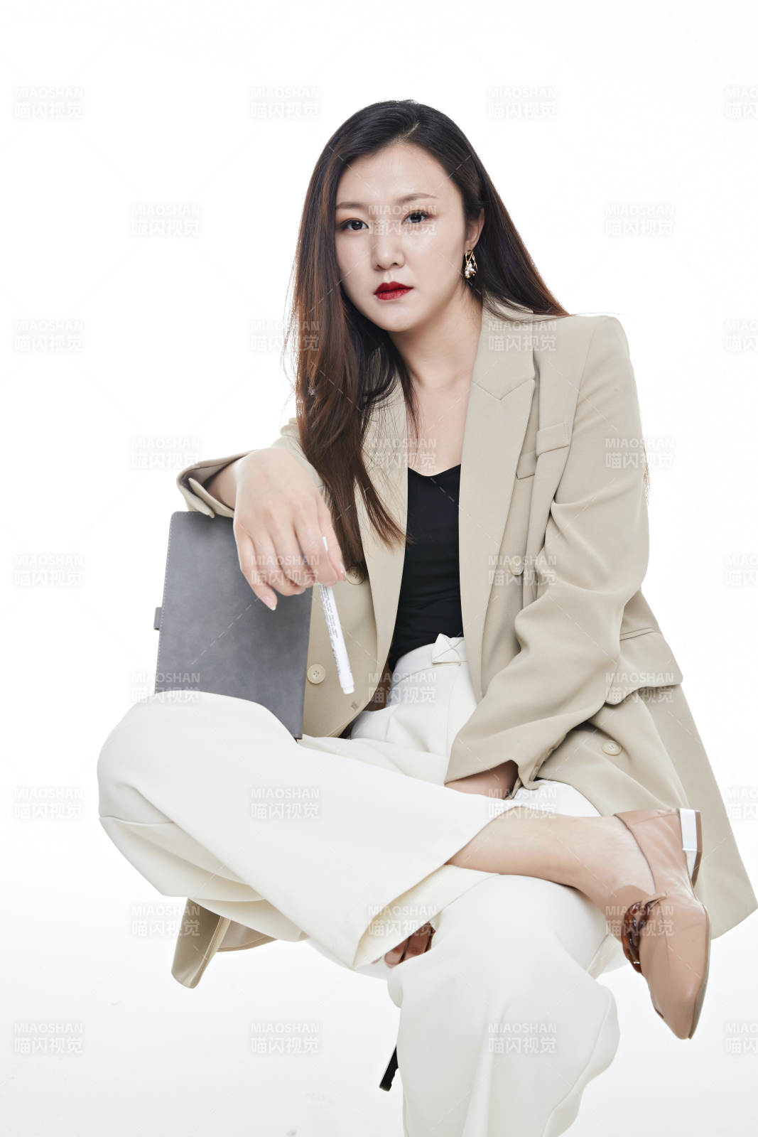 棚拍白色背景亚洲年轻职业女性图片