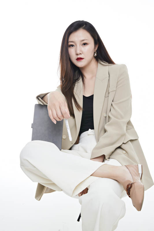 棚拍白色背景亚洲年轻职业女性图片