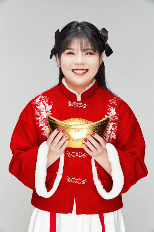 手捧金元宝身穿喜庆汉服的可爱少女图片