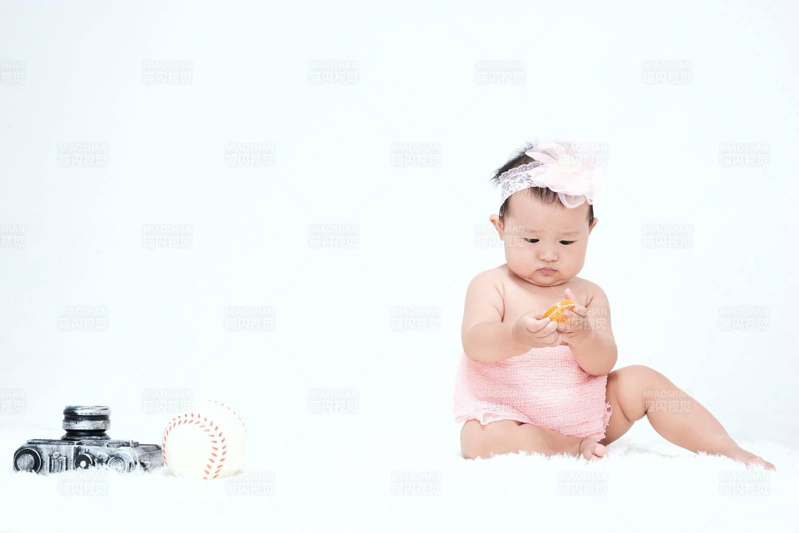 可爱的宝宝在毛茸茸的垫子上玩耍图片