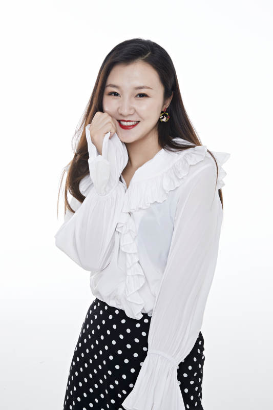 棚拍白色背景亚洲女性行政文员图片