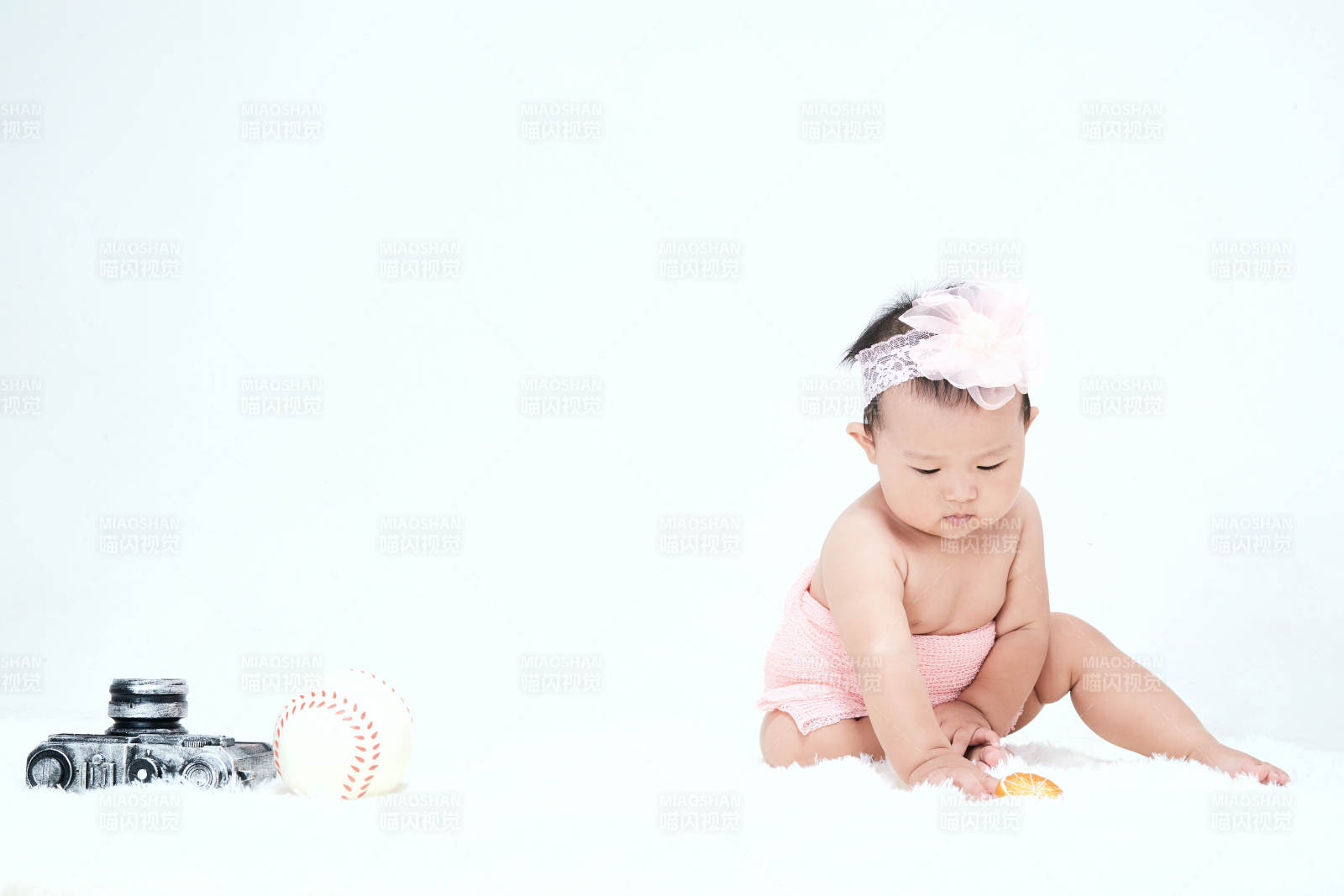 可爱的宝宝在毛茸茸的垫子上玩耍图片