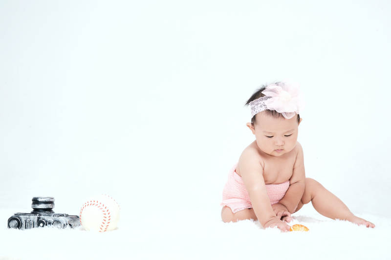 可爱的宝宝在毛茸茸的垫子上玩耍图片