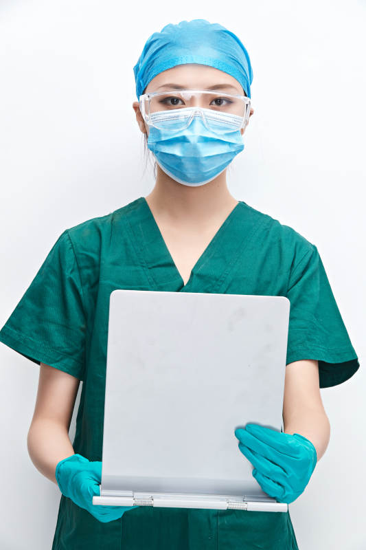 白色背景下的外科手术医疗人员形象图片