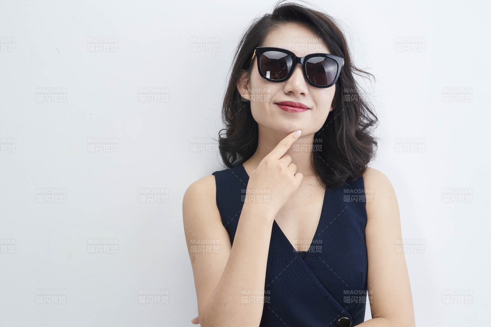 白色背景上的戴墨镜的时尚亚洲女性图片