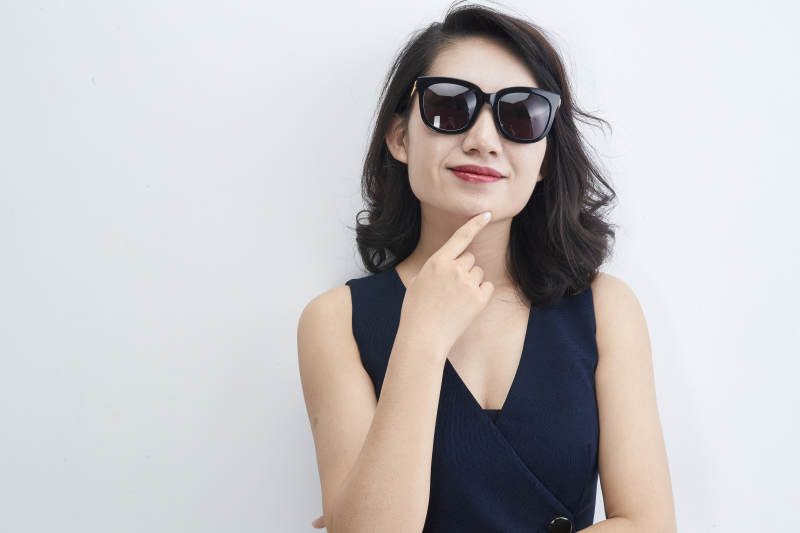 白色背景上的戴墨镜的时尚亚洲女性图片