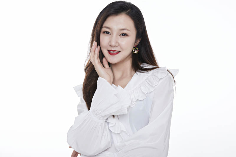 棚拍白色背景亚洲女性行政文员图片