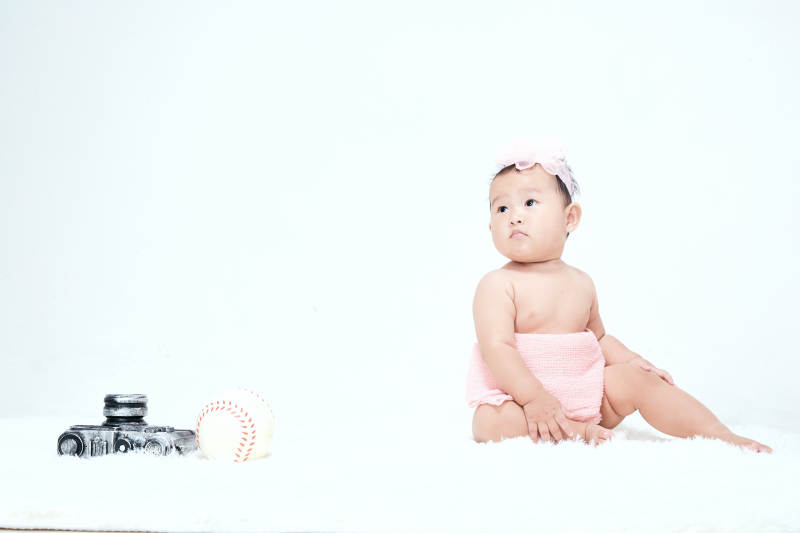 可爱的宝宝在毛茸茸的垫子上玩耍图片