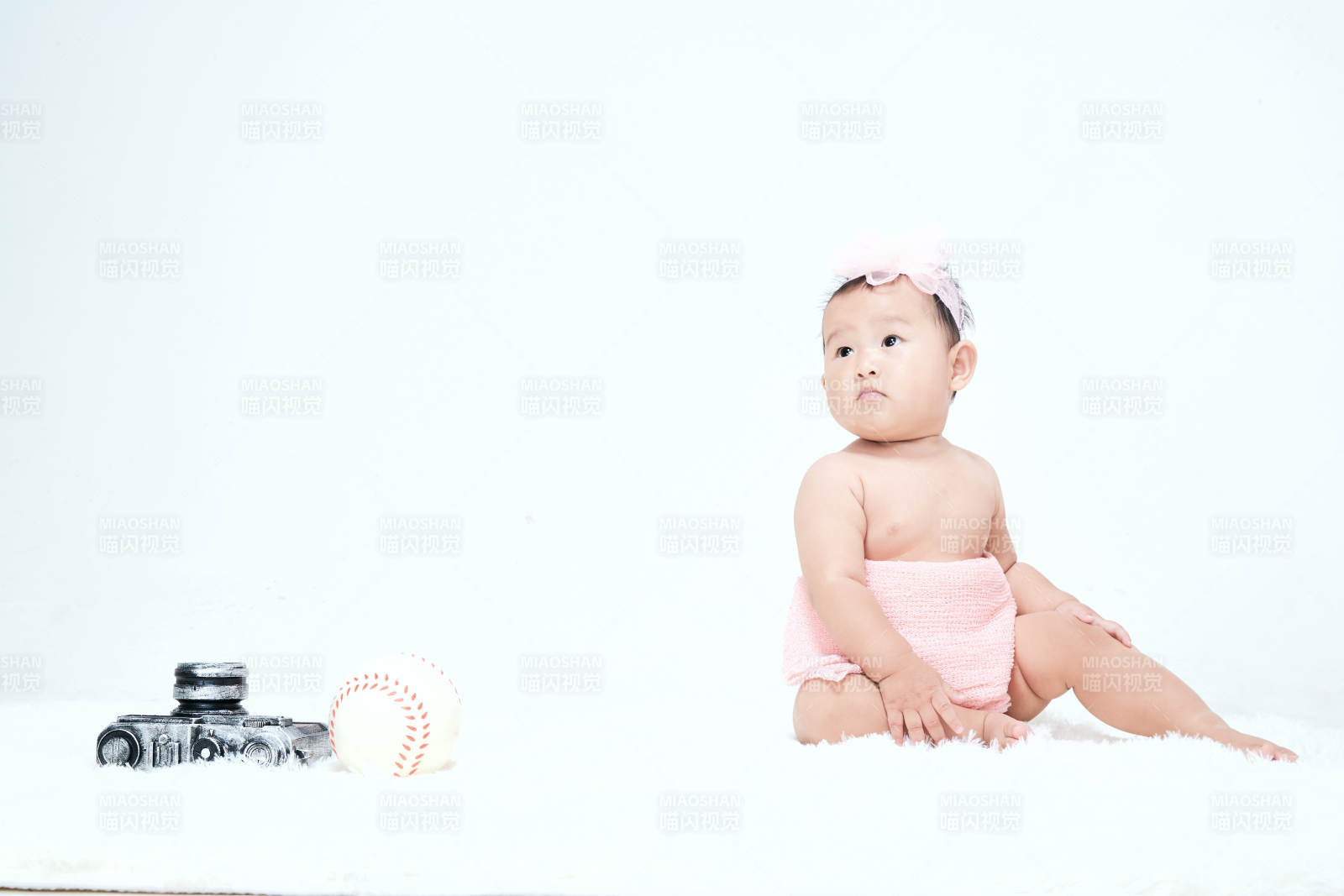 可爱的宝宝在毛茸茸的垫子上玩耍图片