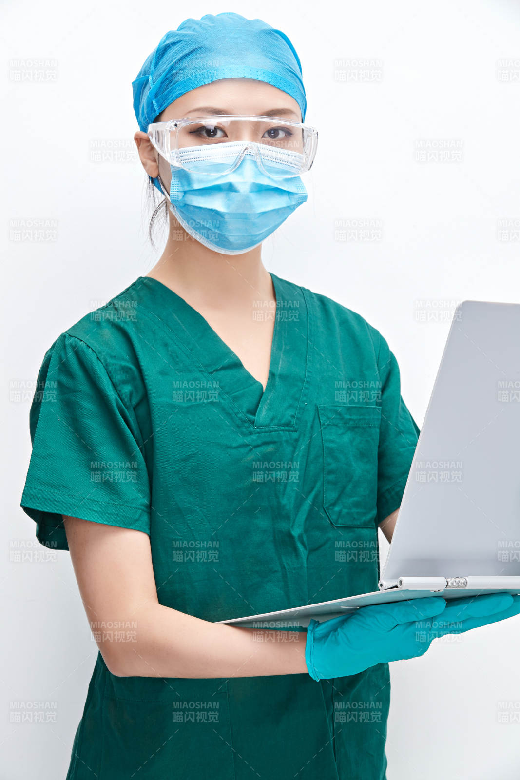 白色背景下的外科手术医疗人员形象图片