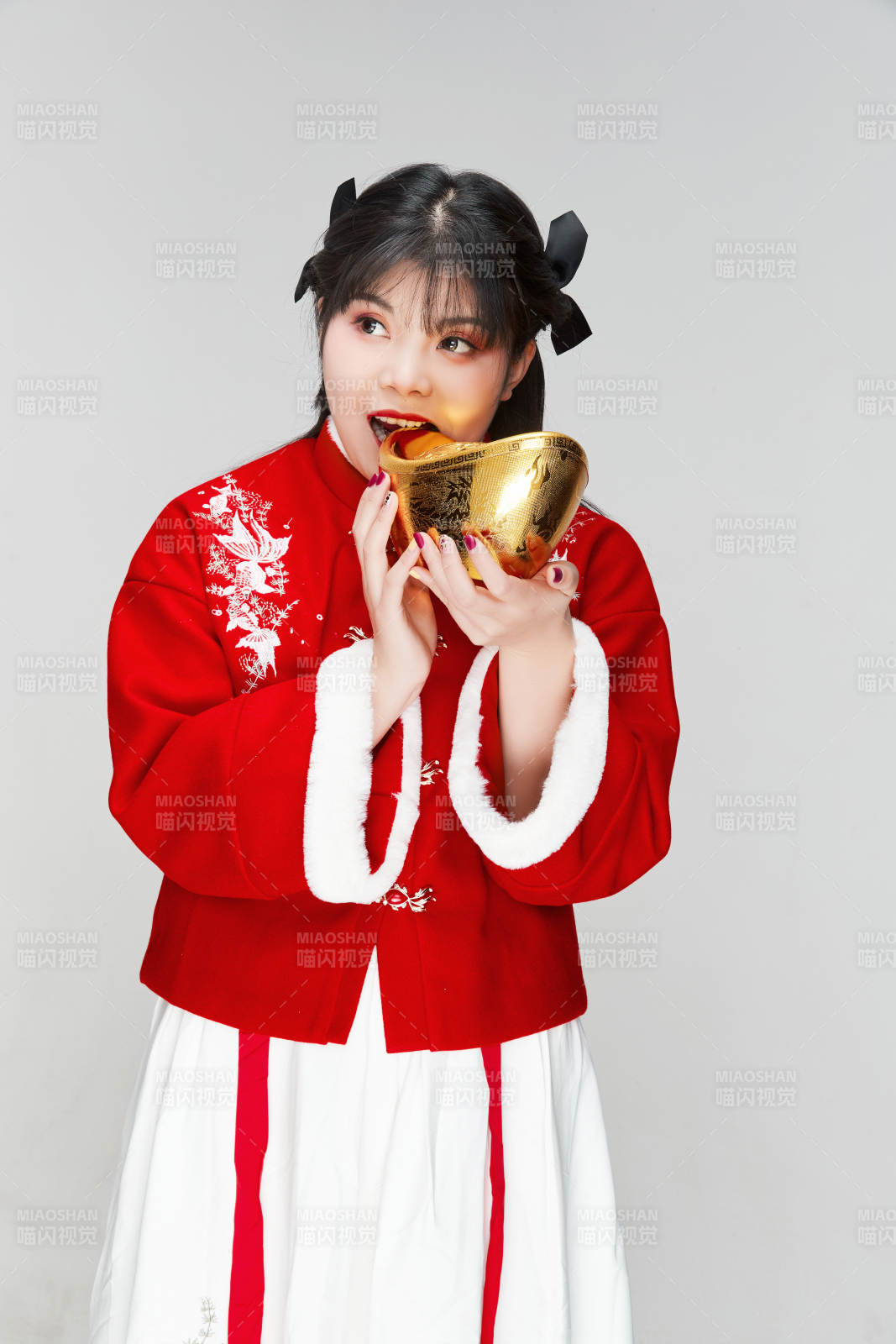 手捧金元宝身穿喜庆汉服的可爱少女图片